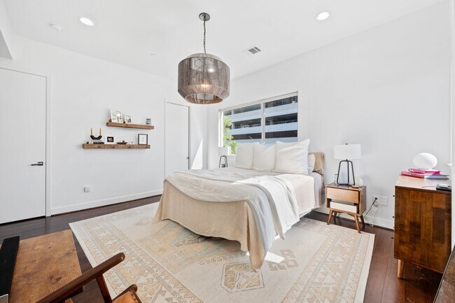 Building Photo - 3302 Lake St