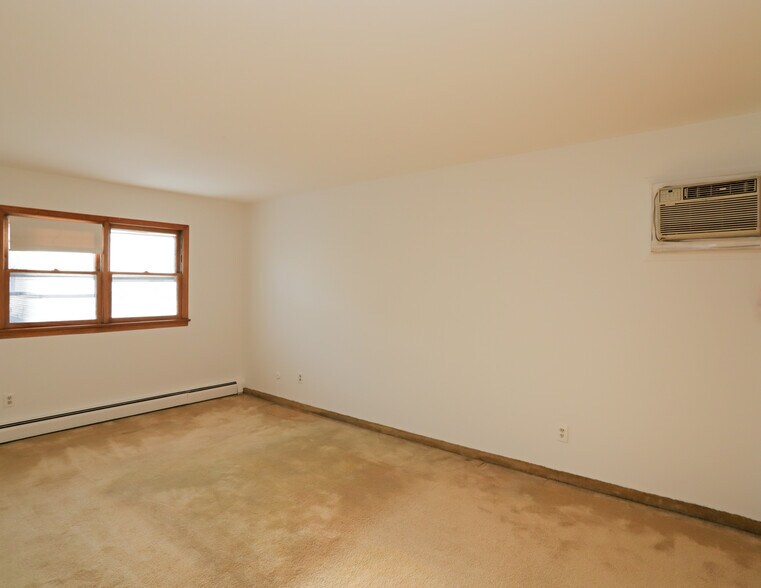 Building Photo - 15 Bleecker St