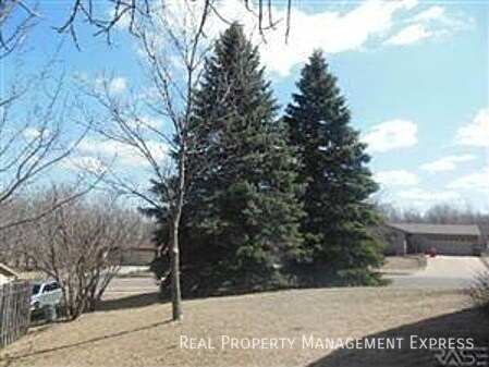 Building Photo - 3 Bedroom 2 Bathroom Home with a Fireplace...