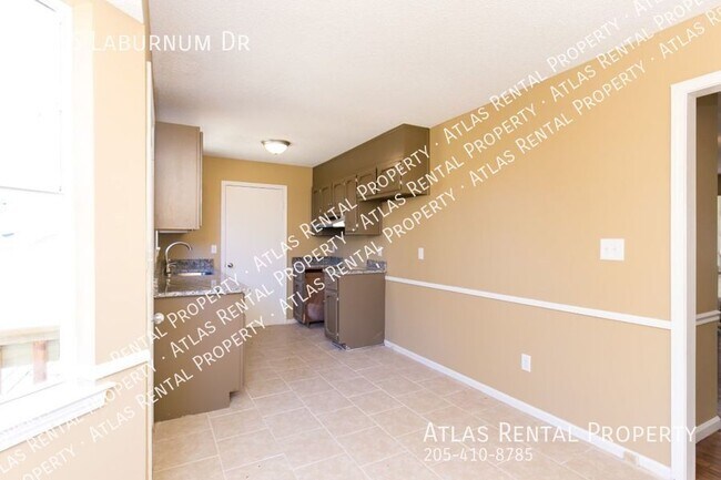 Building Photo - 2666 Laburnum Dr