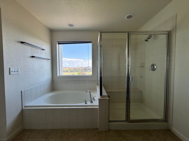 Building Photo - Spacious 5-Bedroom House with Large Fenced Yard