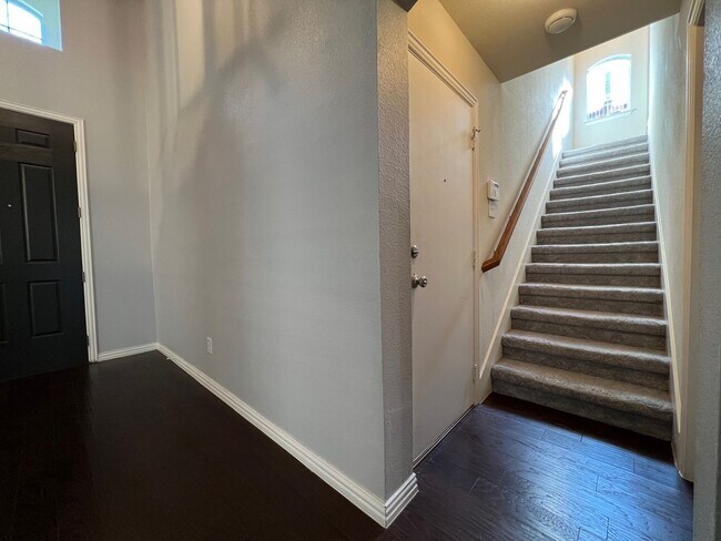 Building Photo - Lovely 4 bedroom 3 bath home!