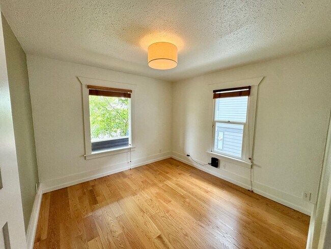 Building Photo - Cozy Ballard Retreat: 2-Bed, 2-Bath Home with Office & Wet Bar