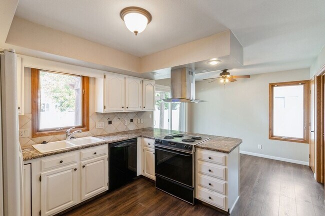 Building Photo - FINISHED BASEMENT WITH FENCED YARD! 4 Bedroom, 3.5 Bathroom Home in Ames
