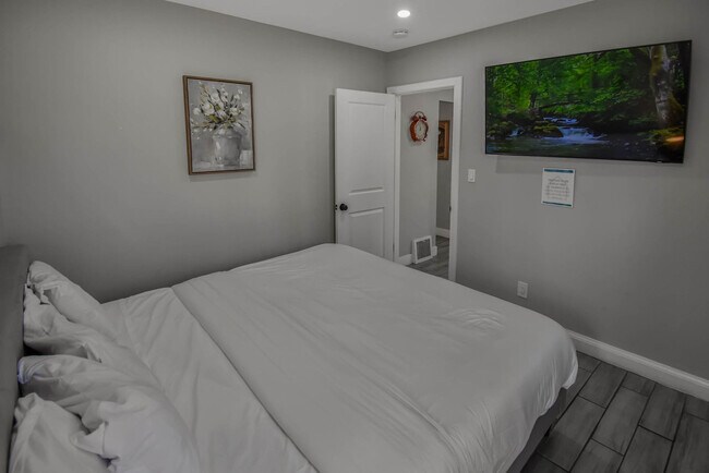 Building Photo - 730 E Alameda Ave