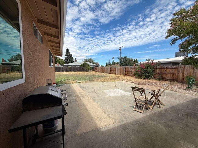 Building Photo - Cute 3 bedroom house in