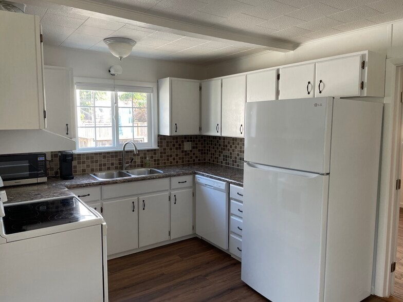 kitchen - 818 NE 13th St