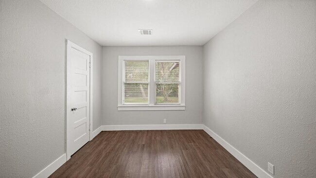 Building Photo - 1164 3 Rd St