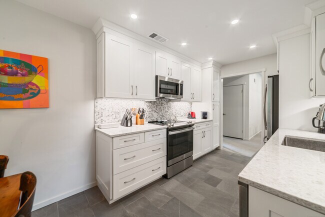 Building Photo - 595 Heritage Vlg