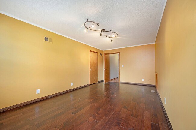 Building Photo - 4 Bed Home Premium Fixtures