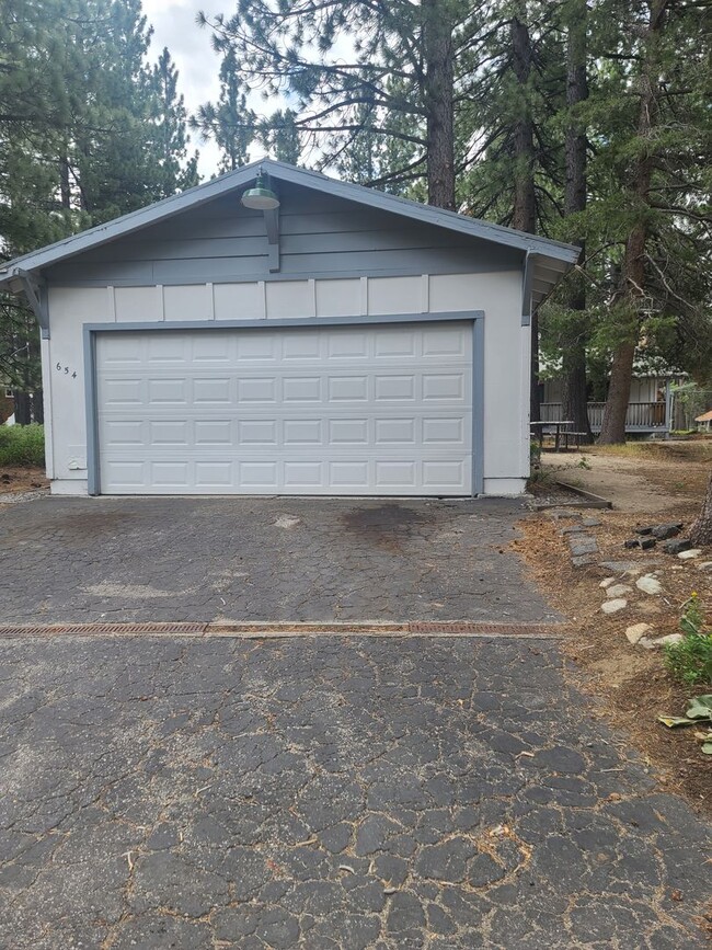 Building Photo - One level cabin in a quiet neighborhood