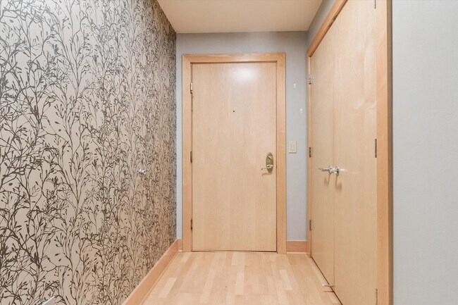 Building Photo - 333 W Mifflin St