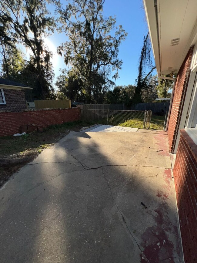 Building Photo - Three Bedroom in Shell Point