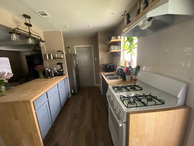 Building Photo - 5139 Vlg Trl Dr
