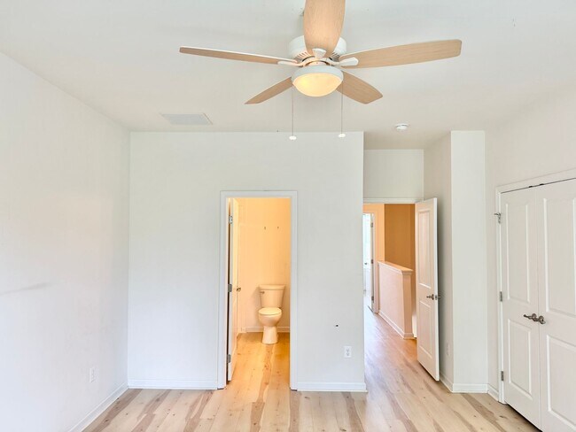 Building Photo - 127 Streamview Dr