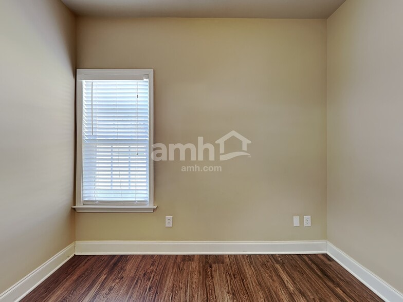 Building Photo - 220 Ash Dr