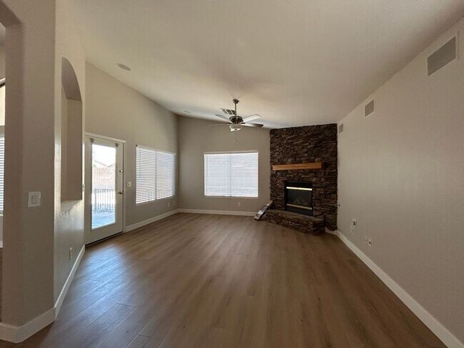 Building Photo - 434 E Chicory Pl