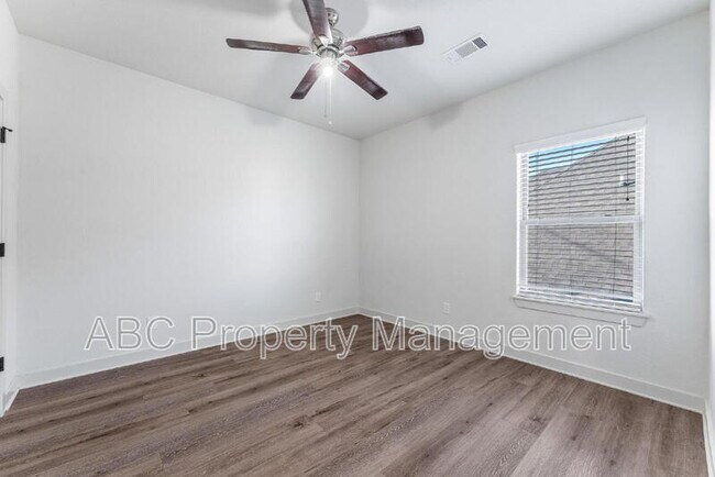 Building Photo - 3307 SW Hillstone Ave