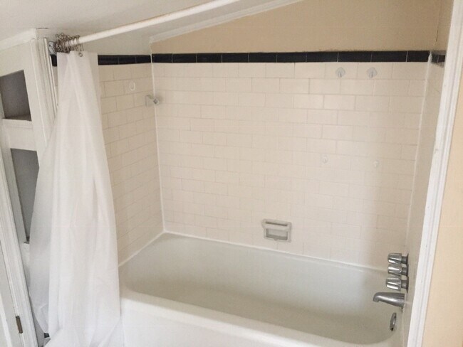 Building Photo - One Bedroom in Olde Town Portsmouth
