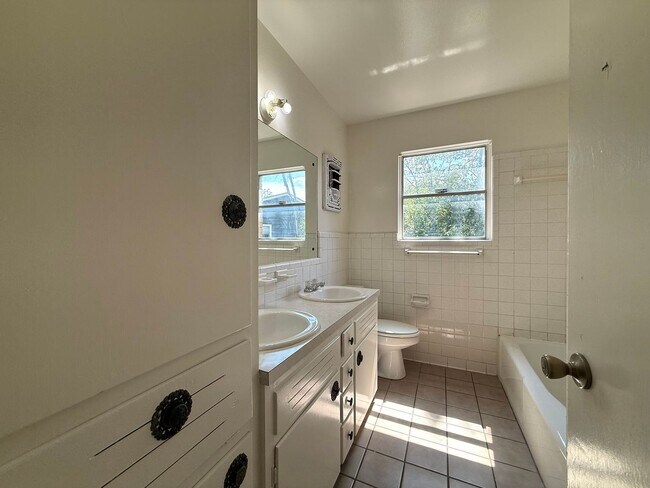 Building Photo - Walk to St. Edwards University!-2711 Little John