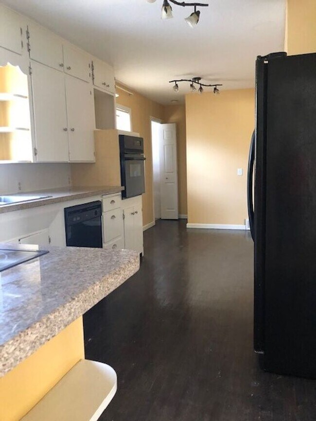 Building Photo - Stunning 3 Bedroom, 2 Bath Home in Univers...