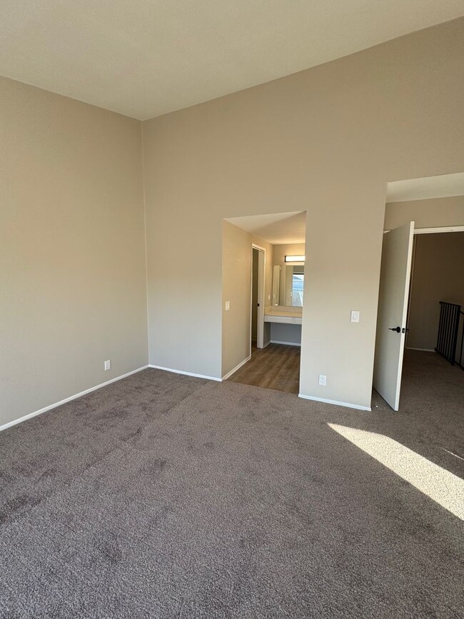 Building Photo - Condo for rent in Oxnard Near Cabrillo Park