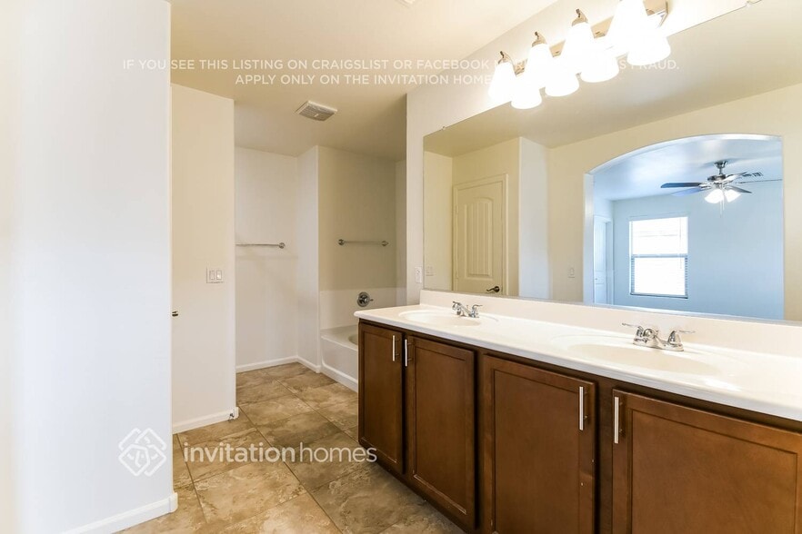 Building Photo - 1427 S Moccasin Trail