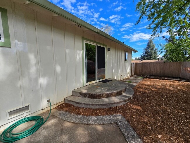 Building Photo - 3-bedroom, 2-bath home in Grass Valley