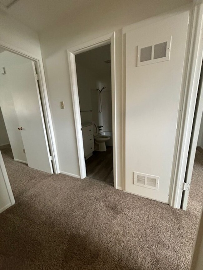 Building Photo - Updated 2 bd/3ba Townhome in Lakewood