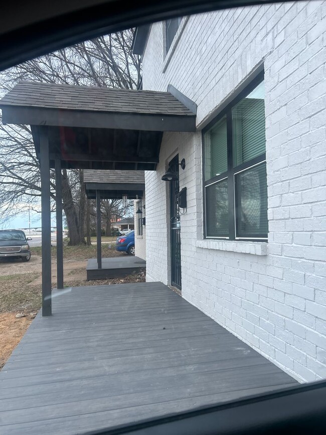 Building Photo - Newly Renovated Duplex In Highland Heights