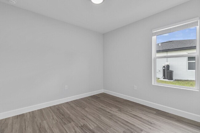 Building Photo - "Charming 3-Bed, 2-Bath Duplex Gem in Port Charlotte - Your Ideal Home Awaits!"