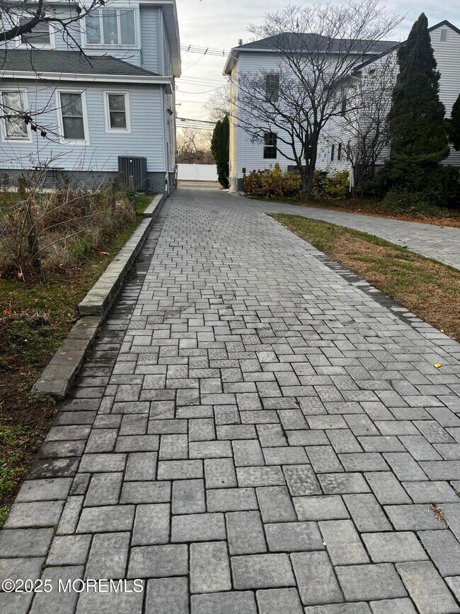 Building Photo - 103 Main St