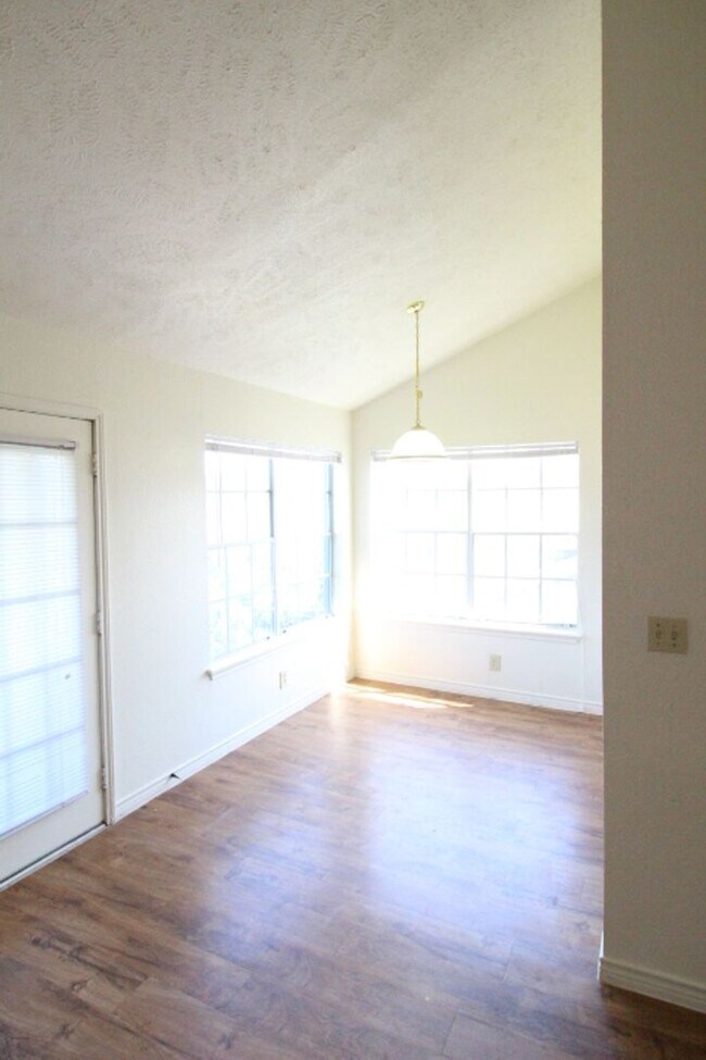 Building Photo - Condo within walking distance to Texas Sta...