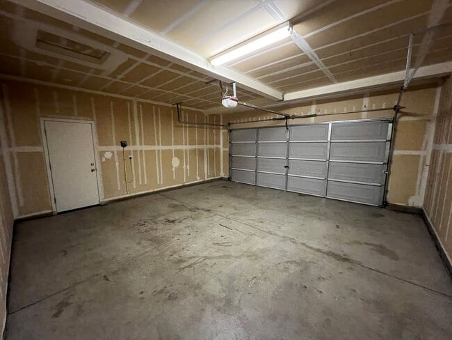 Building Photo - Large Two Story Crossroads Home!