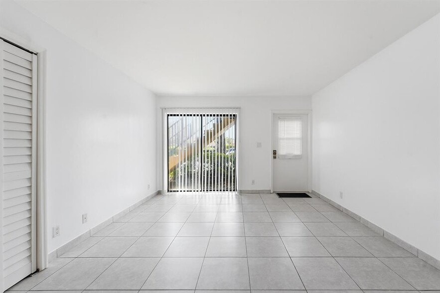 Building Photo - 2671 Riverside Dr