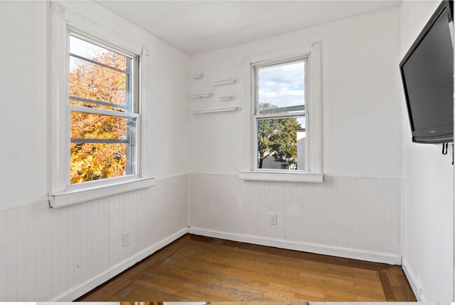 Building Photo - 1062 Saratoga St