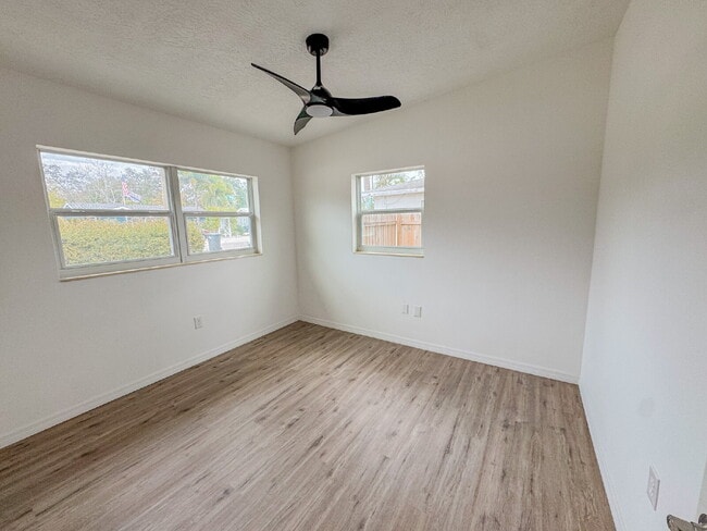 Building Photo - Large fenced yard! Central location!