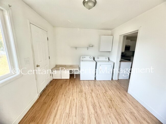 Building Photo - Pet friendly house with a fenced yard!