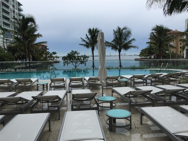 Building Photo - 460 NE 28th St