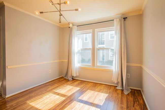 Building Photo - Charming Lower Ground Condo 2 BR/2 BA in E...