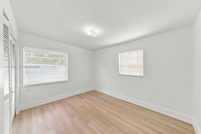 Building Photo - 402 NW 44th Ave