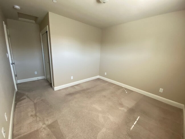 Building Photo - Beautiful 2 story Home in gated community ...