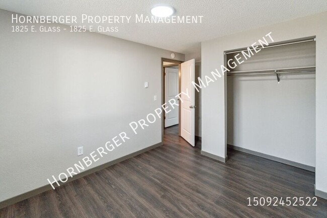 Building Photo - Newly Remodeled 2 Bed 1 Bath Unit!