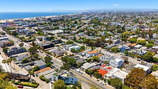 Building Photo - 525 Venice Way