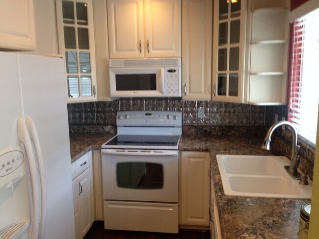 Building Photo - Holladay T/Home in Beautiful Garden Setting