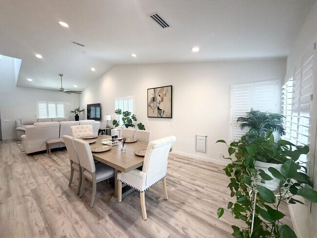 Building Photo - AVAILABLE NOW!! GORGEOUS 4 Bedroom 2 Bathroom Home in La Quinta.