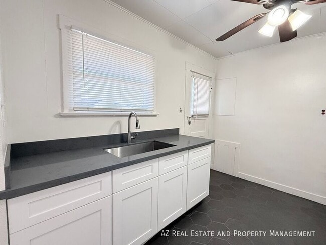 Building Photo - 3809 N 9th Pl