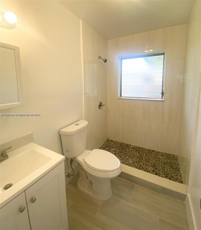 Building Photo - 2 bedroom in Hallandale FL 33009