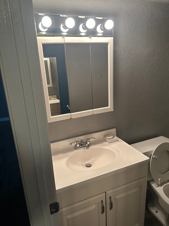 Building Photo - 524 Silcott Ct