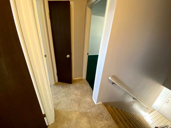 Building Photo - 3 Bedroom, 1.5 Bathroom Townhouse Next to High School and Middle School